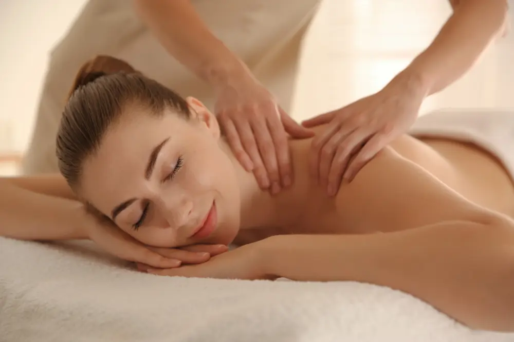 นวดไทยน้ำมัน (Thai Massage with Oil) นวดไทยน้ำมัน (Thai Massage with Oil)