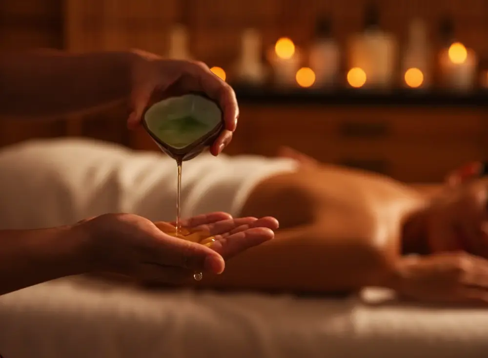 นวดน้ำมันหอมระเหย (Aromatherapy Massage with Essential Oils) นวดน้ำมันหอมระเหย (Aromatherapy Massage with Essential Oils)