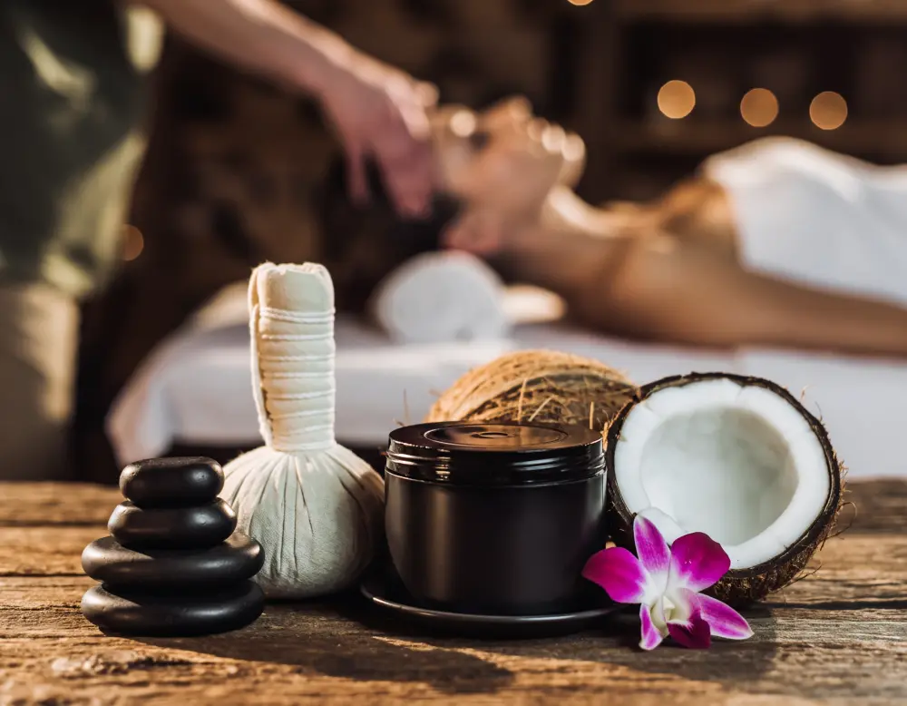นวดน้ำมันมะพร้าว (Hot Coconut Oil Massage) นวดน้ำมันมะพร้าว (Hot Coconut Oil Massage)